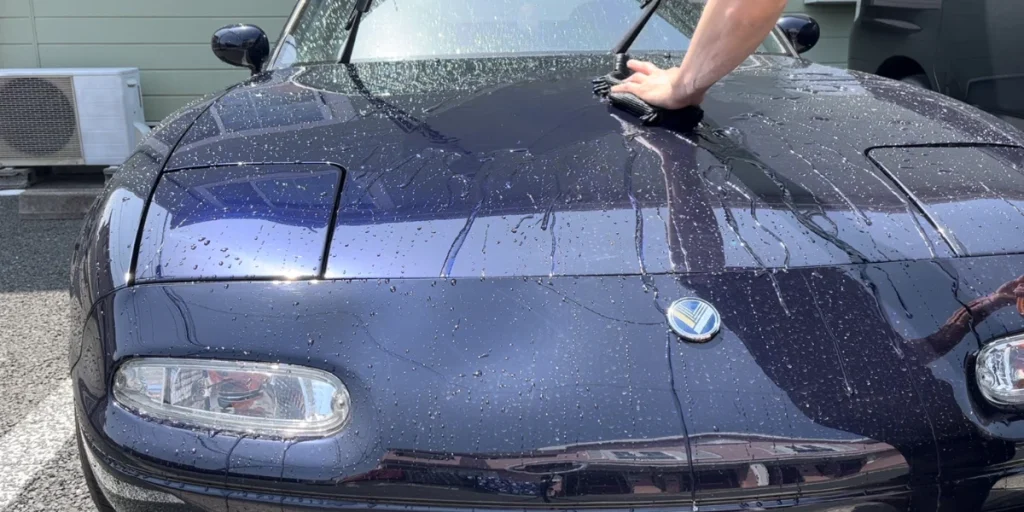 車を水で洗いキレイにします